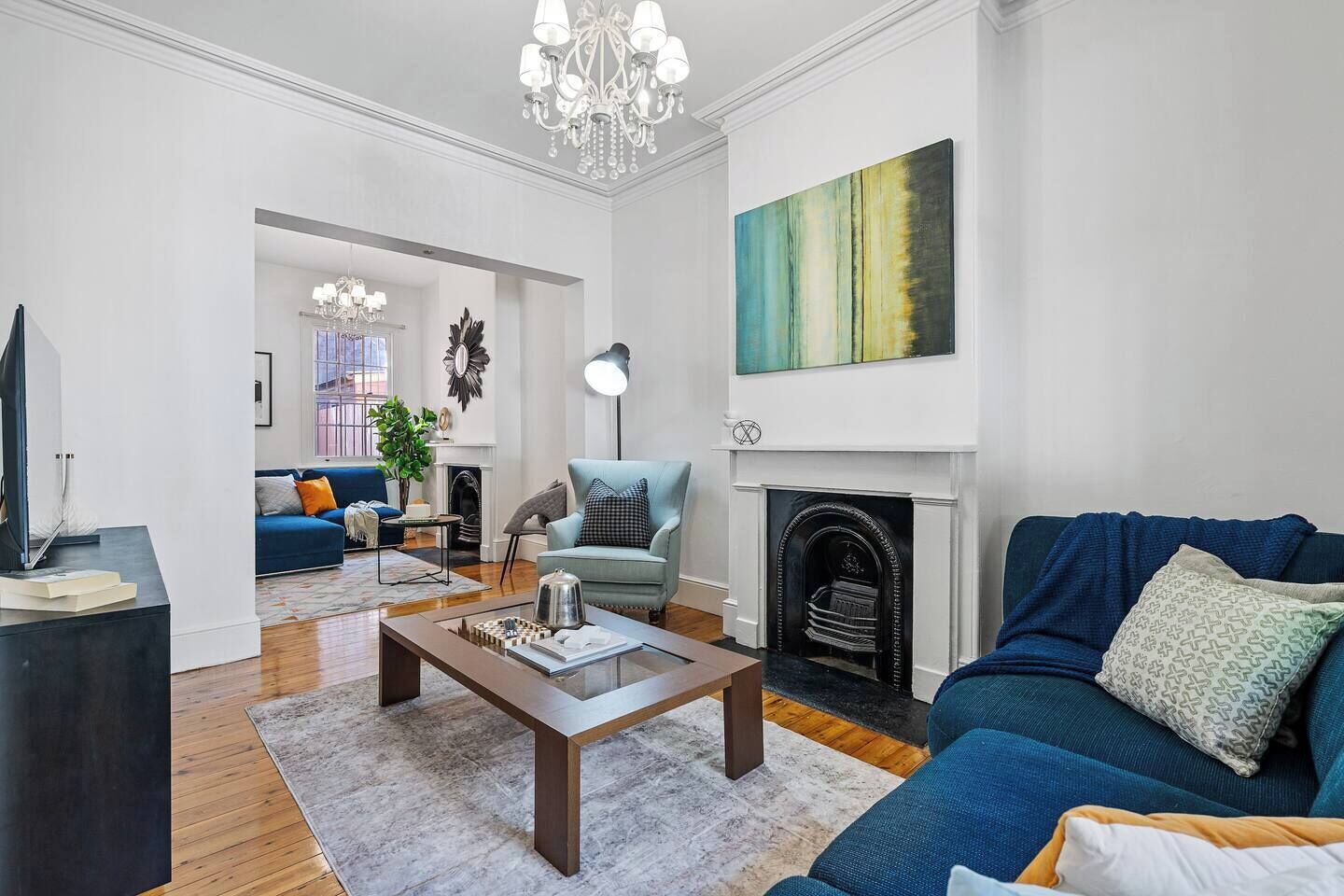 Televisión y oficina 