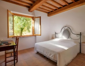1 bedroom, bed sheets