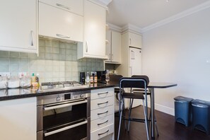 Jääkaappi, mikroaaltouuni, uuni, liesi