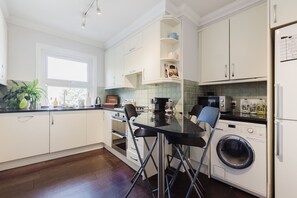 Fridge, microwave, oven, stovetop - Grace`s Guesthouse Room 3 (Tring)