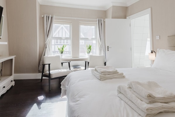 3 bedrooms, iron/ironing board, WiFi, bed sheets