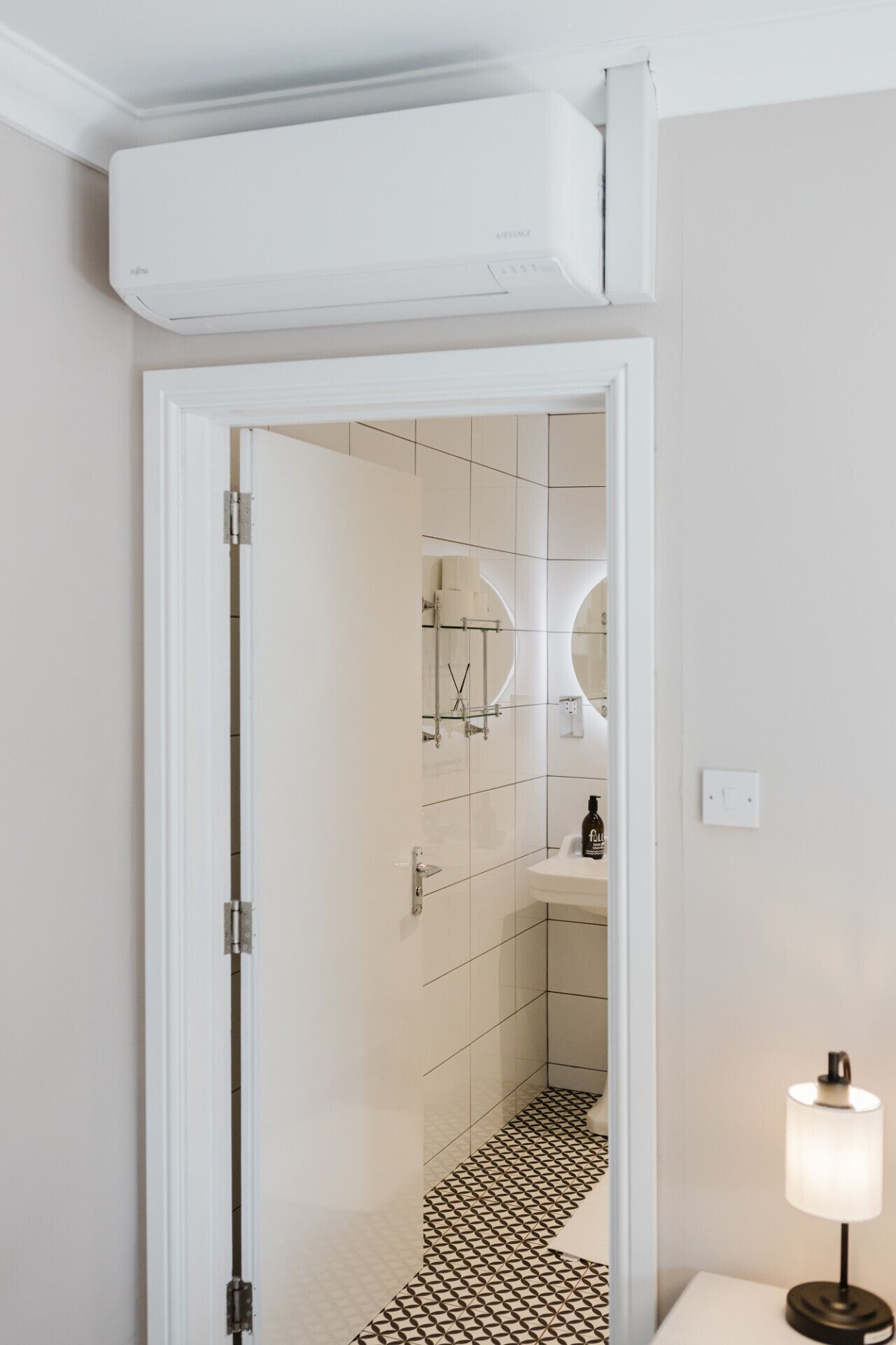 Ein modernes Badezimmer mit Dusche, Waschbecken und Spiegel.