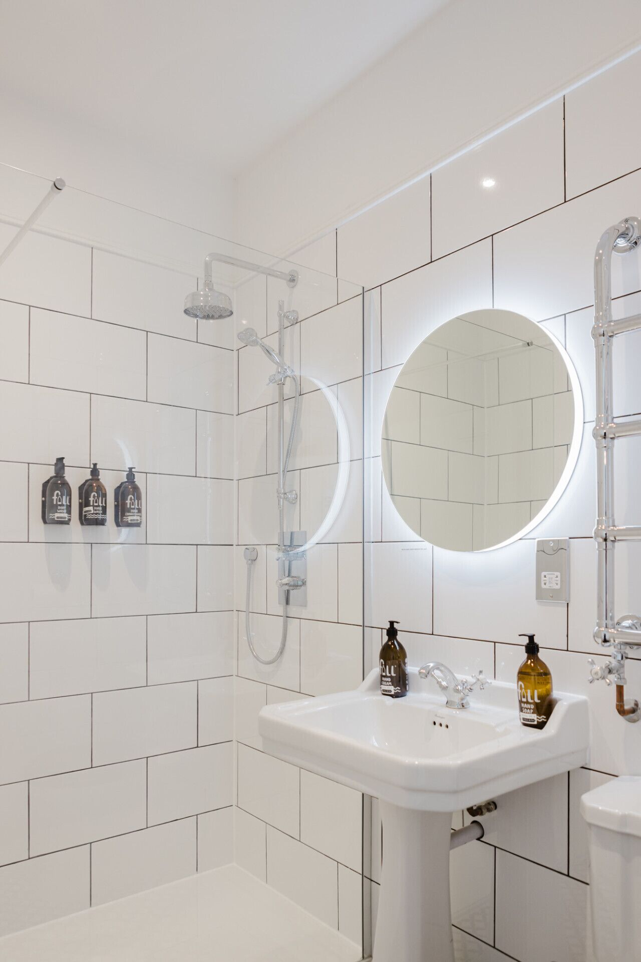 Sèche-cheveux, serviettes fournies