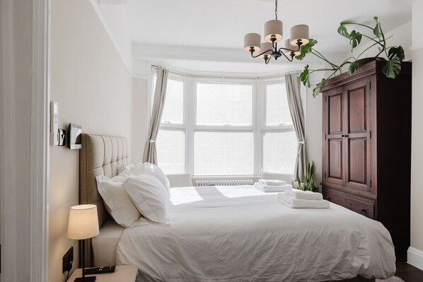 3 habitaciones, escritorio, tabla de planchar con plancha y wifi gratis 