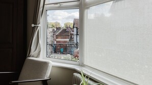 Habitación con vista a un edificio que dice 'Museo Zoológico' a través de una ventana.