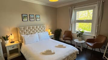 1 bedroom, desk, WiFi