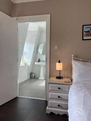 1 chambre, bureau, fer et planche à repasser, Wi-Fi gratuit