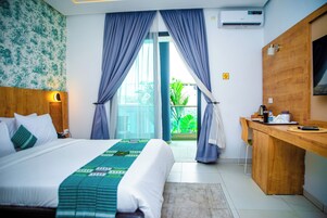 Habitación doble superior, balcón, vistas a la piscina | Caja fuerte, escritorio, wifi gratis