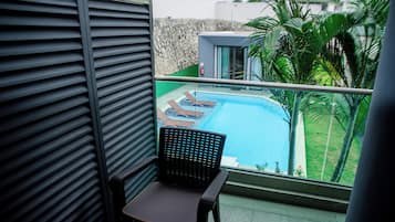 Habitación doble superior, balcón, vistas a la piscina | Terraza o patio