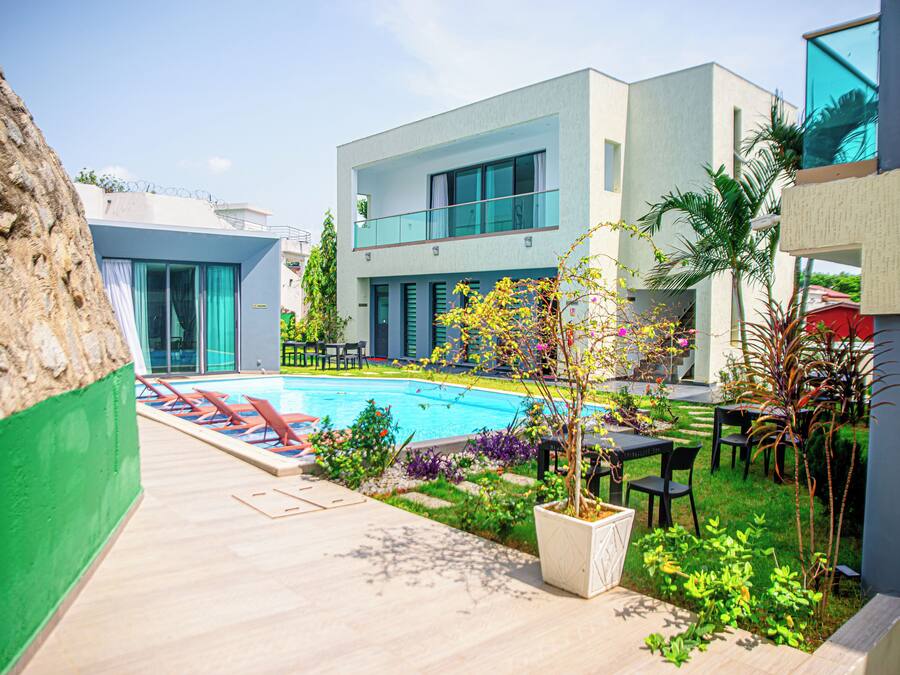 Una piscina al aire libre