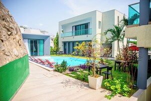 Una piscina al aire libre