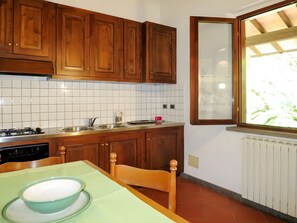 Réfrigérateur, four, plaque de cuisson, cafetière/bouilloire