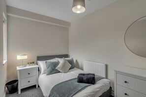 6 slaapkamers, een bureau, een strijkplank/strijkijzer, gratis wifi