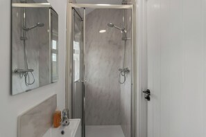 Een haardroger, handdoeken