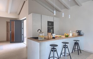 Réfrigérateur, four, lave-vaisselle, cafetière/bouilloire