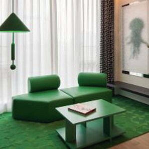 Quarto casal luxo, vista para a cidade | Escrivaninha, espaço de trabalho para notebook, cortinas blackout