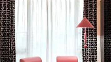 Escritorio, espacio para trabajar con laptop y cortinas blackout