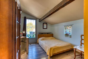 1 bedroom, WiFi - Guest Room 'Cantegrel 1st Floor for 1 to 5' with Shared Terrace, Shared Garden and Wi-Fi (Lunel-Viel)