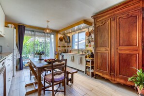Fridge, microwave, oven, stovetop - Guest Room with Shared Terrace, Shared Garden and Wi-Fi (Lunel-Viel)