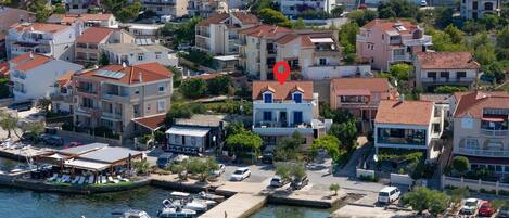 Zona residencial costera con casas, un puerto deportivo y un muelle.