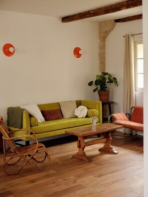 Een televisie en een open haard