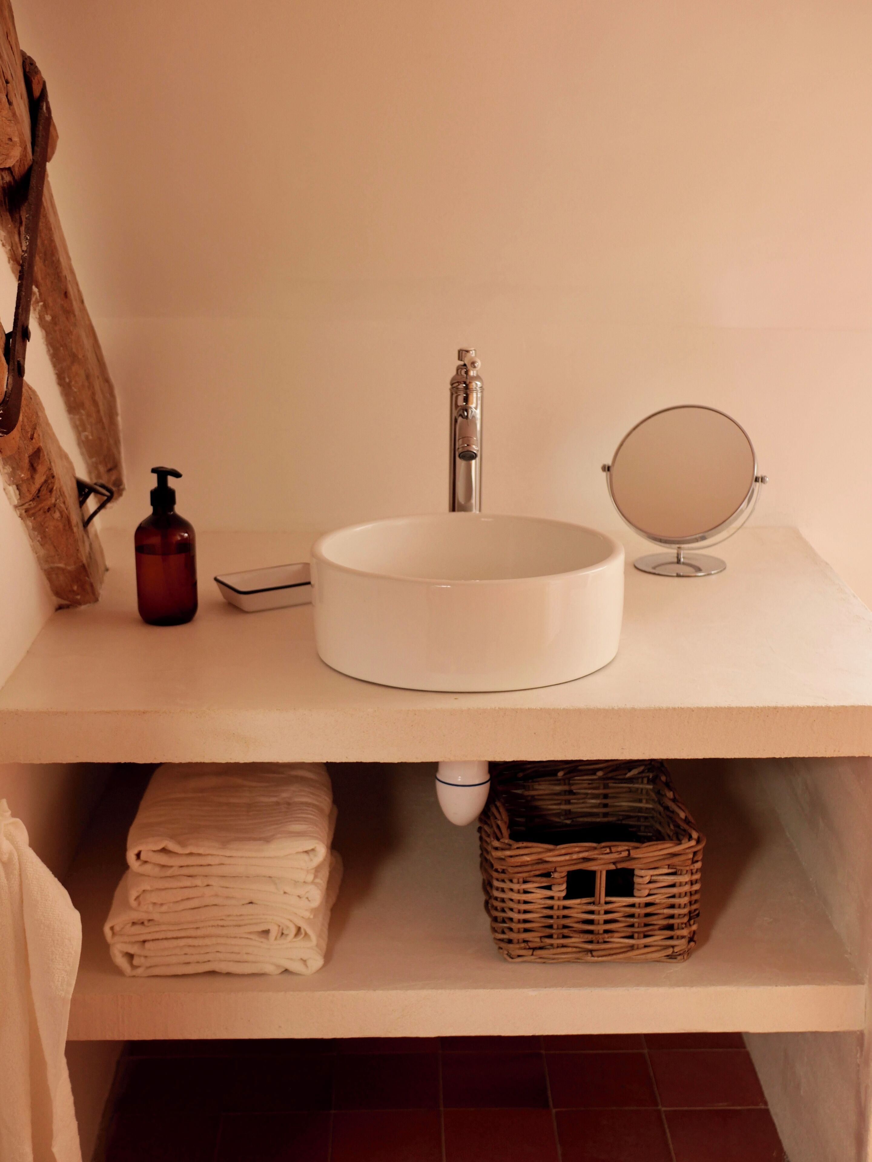 Een douche, een haardroger, handdoeken, toiletpapier