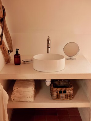 Een douche, een haardroger, handdoeken, toiletpapier