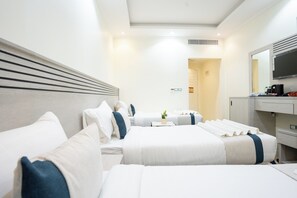 Habitación triple | Minibar, cortinas opacas, tabla de planchar con plancha y wifi gratis