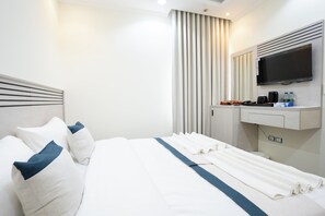 Minibar, cortinas opacas, tabla de planchar con plancha y wifi gratis