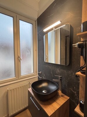 Dusche, Haartrockner, Handtücher, Seife