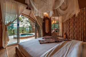 Villa romántica, vistas a la montaña | Baño | Ducha, cabezal de ducha tipo lluvia, secador de pelo y albornoces