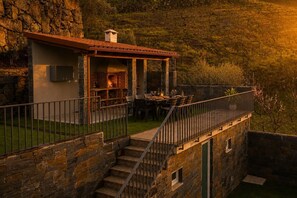 Outdoor dining - Luxury Douro Villa with Pool & Panoramic Views (Ferreiros de Avões)