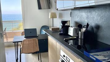 Een koelkast, een microgolfoven, een oven, een vaatwasser