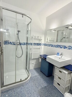Douche, séchoir à cheveux, bidet, serviettes fournies
