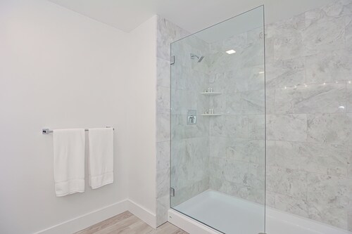 Premier Ocean View Corner Condo (750S.F.)