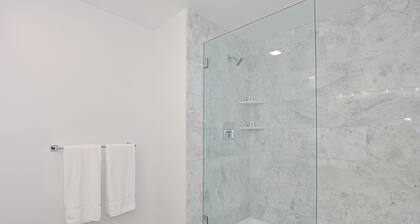 Premier Ocean View Corner Condo (750S.F.)