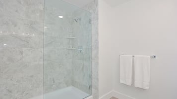 Een douche, een haardroger, handdoeken, zeep