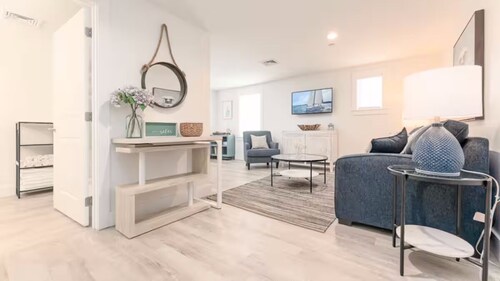 Luxury One Bedroom Condo (650S.F.)