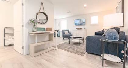 Luxury One Bedroom Condo (650S.F.)