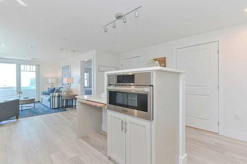 Premier Ocean View Corner Condo (850S.F.)