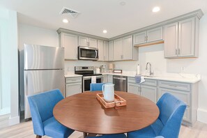 ثلاجة، ميكروويف، فرن، موقد طهي مسطح