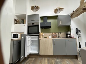 Kühlschrank, Mikrowelle, Ofen, Herdplatte
