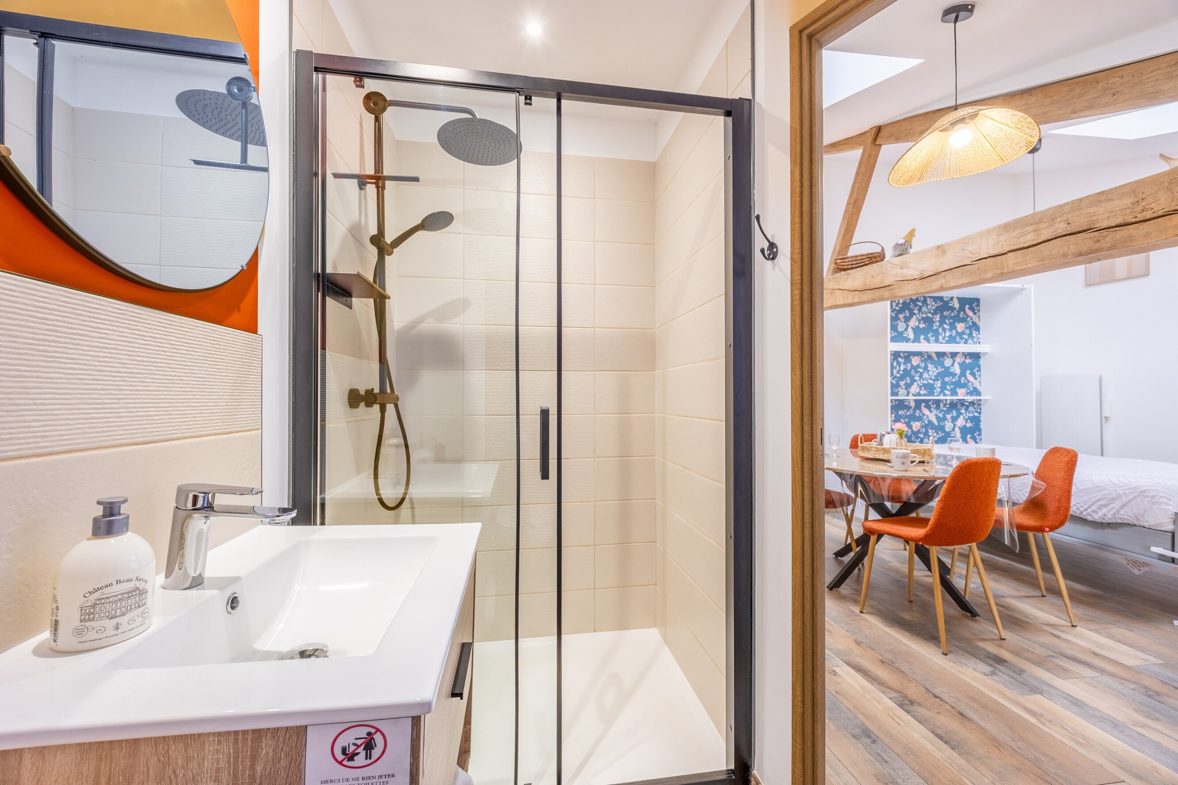 Een douche, handdoeken