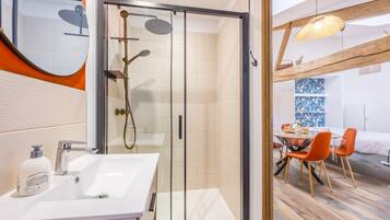 Een douche, handdoeken