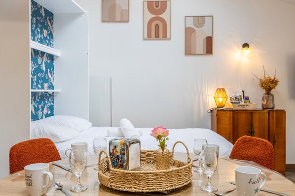 1 habitación, tabla de planchar con plancha, wifi y ropa de cama