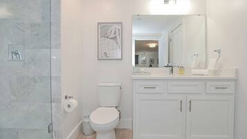 淋浴设施、吹风机、毛巾