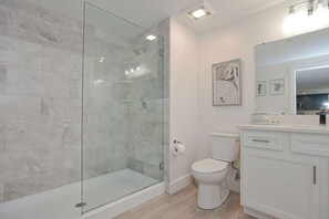 Douche, sèche-cheveux, serviettes fournies