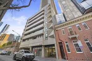 Un edificio moderno con fachada de vidrio y entrada de ladrillo.