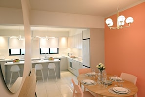 Apartment, 2 Bedrooms, Balcony, City View | Dining room