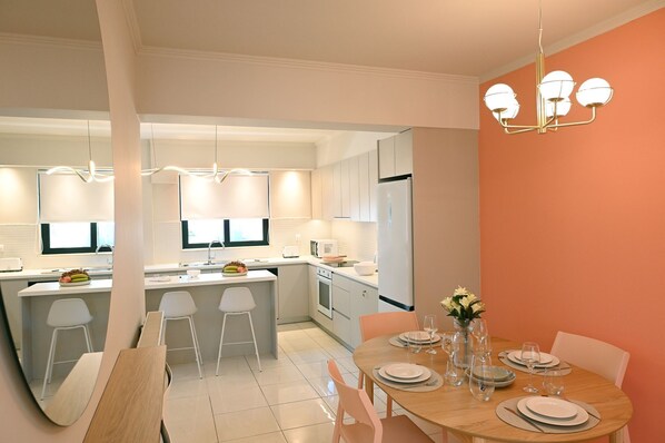 Apartment, 2 Bedrooms, Balcony, City View | Dining room